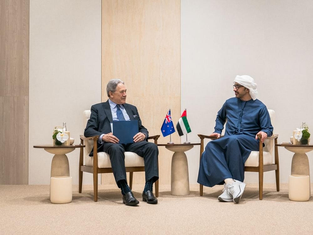 عبدالله بن زايد يبحث مع نائب رئيس الوزراء وزير الخارجية النيوزيلندي تعزيز التعاون والشراكة