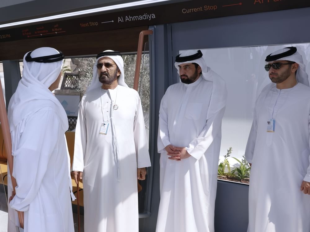 محمد بن راشد يطّلع على نظام النقل المستقبلي "ريل باص" والمشروع الأيقوني "ثيرم دبي"