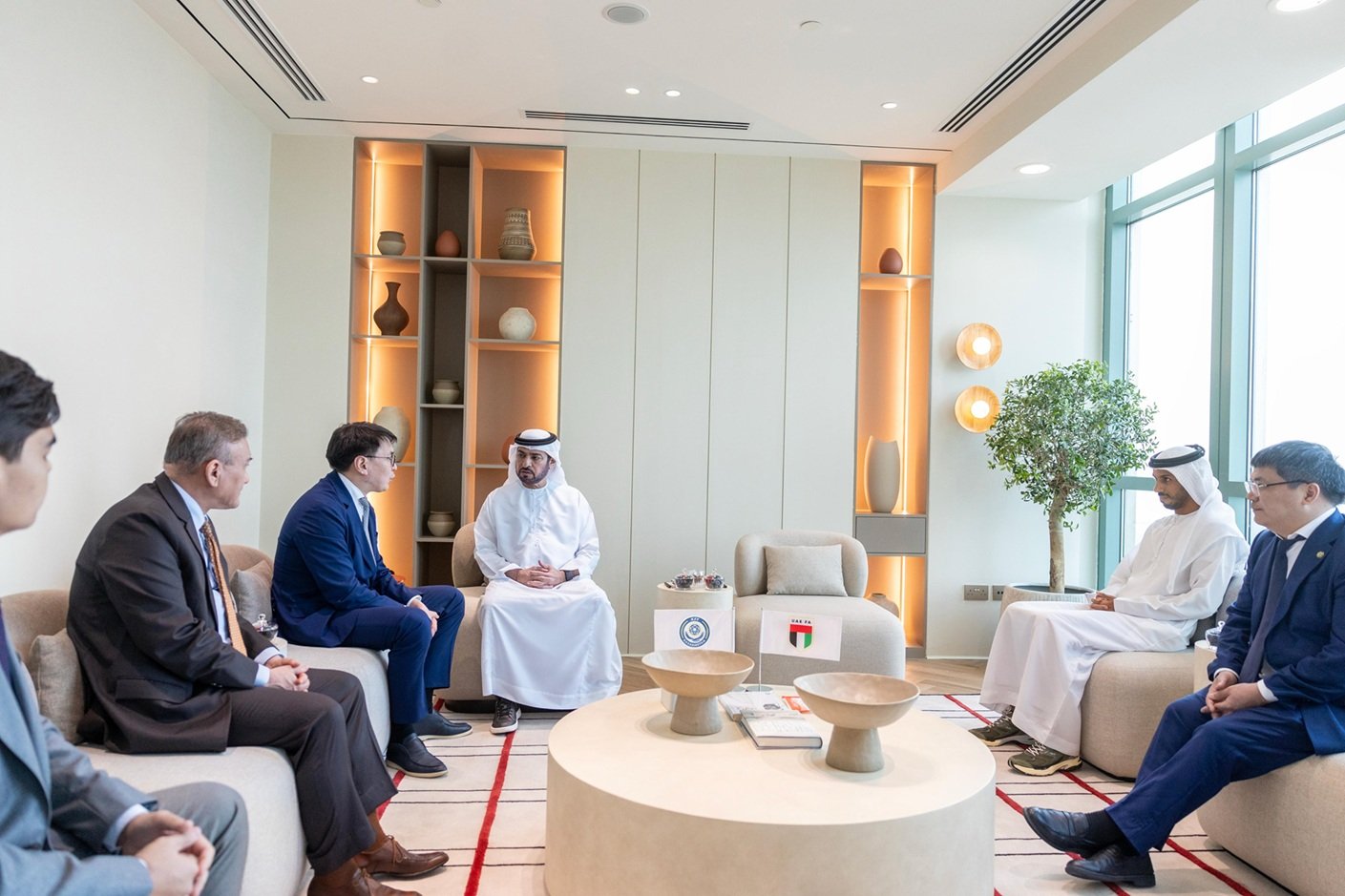 حمدان بن مبارك يلتقي وفدًا كازاخستانيًا