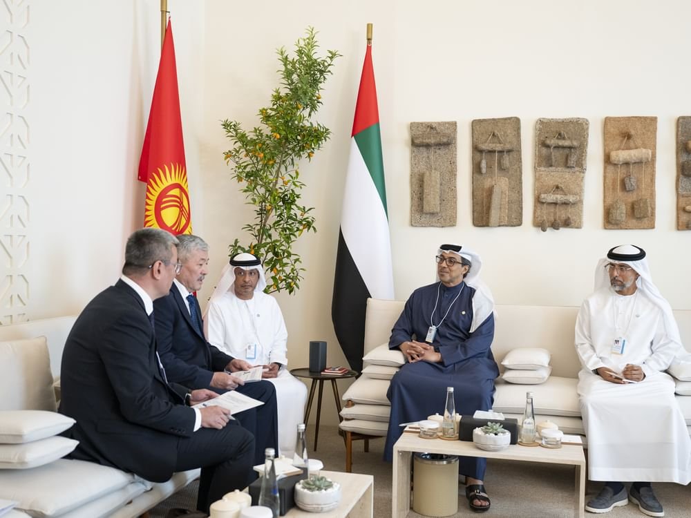 منصور بن زايد يلتقي رئيس مجلس الوزراء في قرغيزستان على هامش القمة العالمية للحكومات