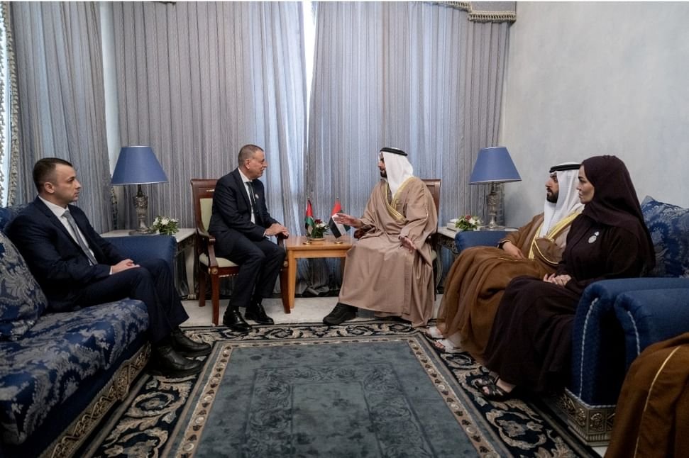 سيف بن زايد يلتقي في تونس وزير الداخلية الأردني