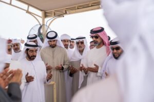 حاكما عجمان وأم القيوين والشيوخ يؤدون صلاة الجنازة على جثمان الشيخ سعيد بن راشد النعيمي