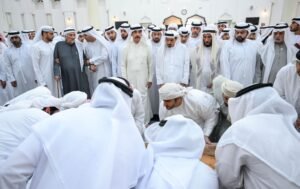 حاكما عجمان وأم القيوين والشيوخ يؤدون صلاة الجنازة على جثمان الشيخ سعيد بن راشد النعيمي