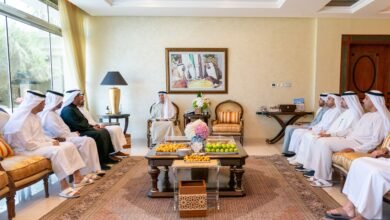سعود بن صقر يطلع على استراتيجية "إي آند الإمارات"