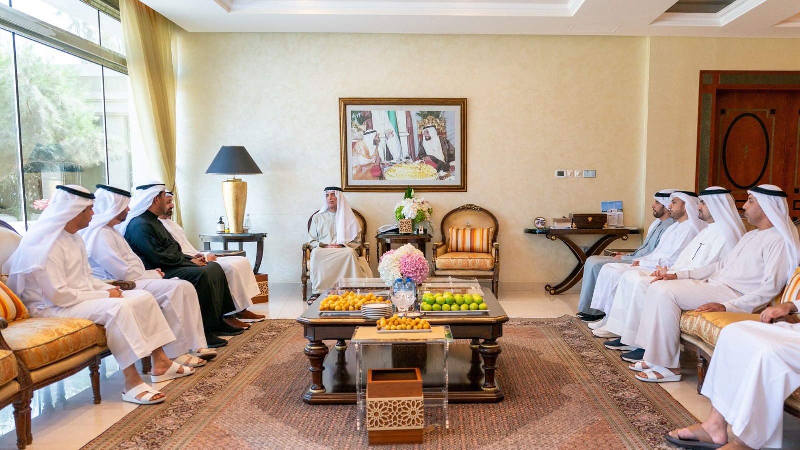 سعود بن صقر يطلع على استراتيجية "إي آند الإمارات"