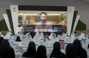 حاكم الشارقة يشهد حصاد الموسم الثالث لقمح "سبع سنابل" في مليحة