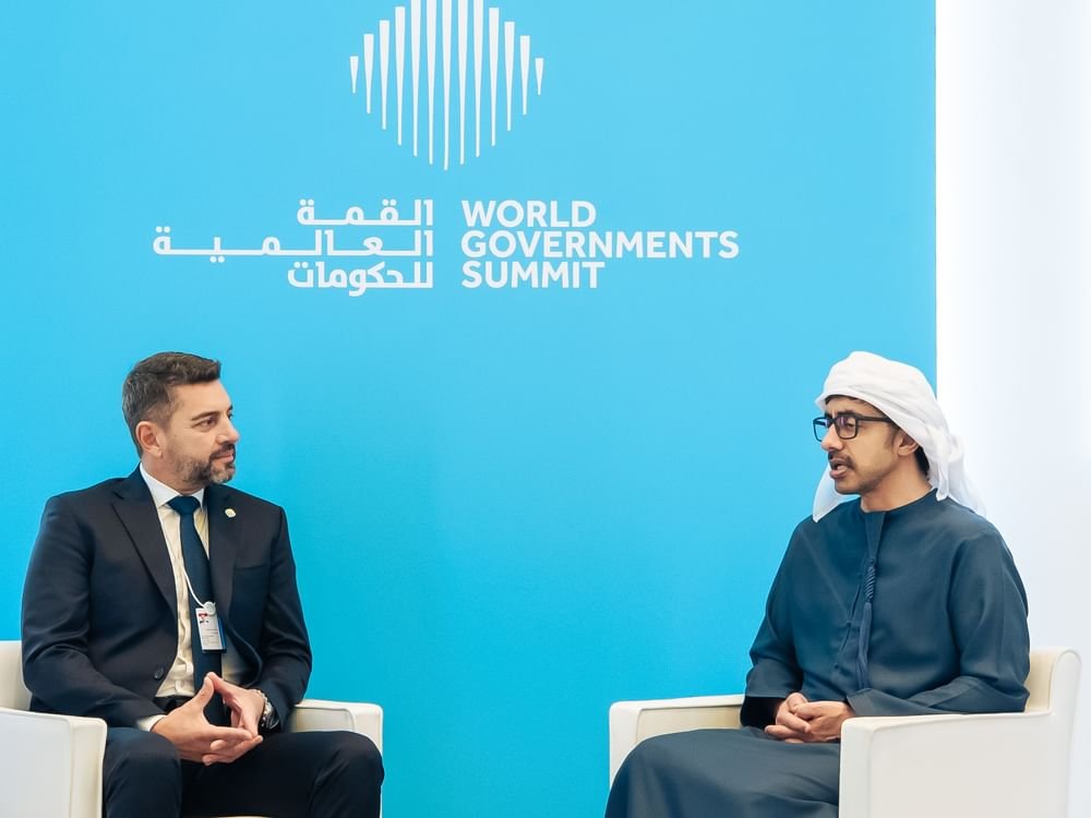 رئيس الدولة يتلقى رسالة خطية من رئيس الباراغواي تسلمها عبدالله بن زايد