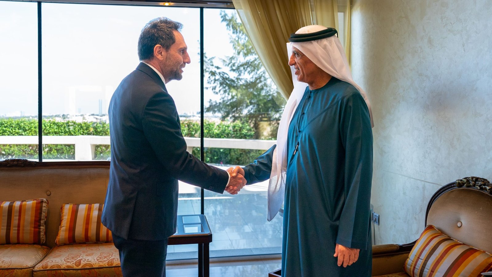 سعود بن صقر يستقبل رئيس مجموعة فنادق ومنتجعات "آي إتش جي"