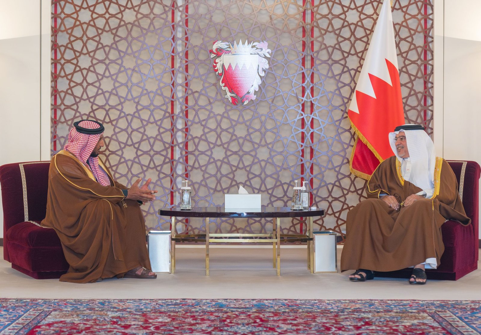 ولي عهد البحرين يستقبل رئيس المكتب الوطني للإعلام