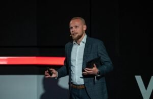 بين السماء والأرض.. مصورون عالميون يجسدون قوة الطبيعة وغموضها في "اكسبوجر 2025"