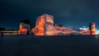 "أضواء الشارقة 2025" .. لوحة فنية تستحضر تاريخ الإمارة العريق