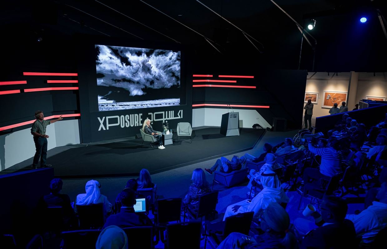 جوناثان سكوت يأخذ جمهور "اكسبوجر 2025" في رحلة بصرية عبر هجرة ثيران النو الكبرى