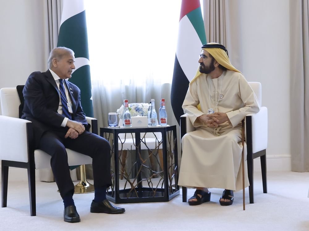 محمد بن راشد يلتقي رئيس الوزراء الباكستاني .. ويؤكد متانة العلاقات التاريخية بين البلدين