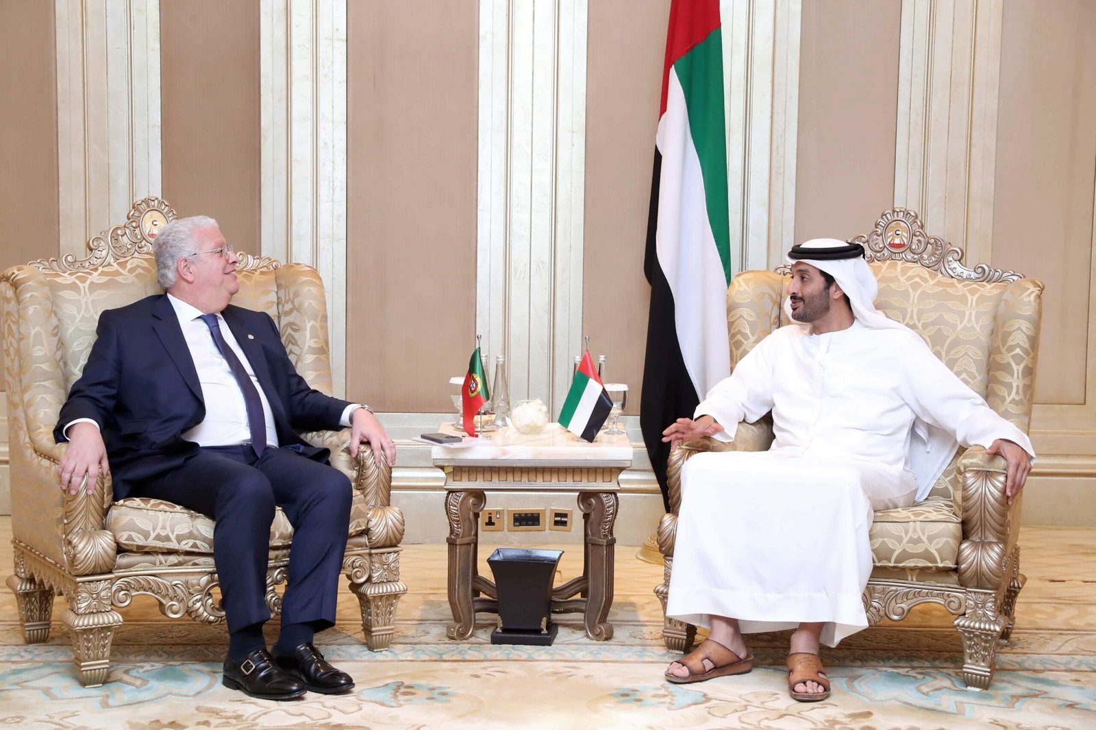 الإمارات والبرتغال تبحثان سبل تطوير التعاون الاقتصادي