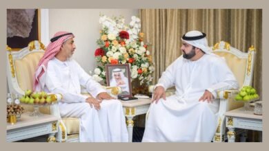 دبي في 5 فبراير/ وام/ استقبل معالي سعيد محمد الطاير، العضو المنتدب الرئيس التنفيذي لهيئة كهرباء ومياه دبي، ماسيميليانو تشيفاليتي، رئيس قطاع الطاقة الذكية في شركة "إيه بي بي"، في اجتماع عقد بمبنى الهيئة الرئيس. ووفق بيان صحفي صادر اليوم، تطرَّق اللقاء إلى أوجه وإمكانيات التعاون والتنسيق بين الهيئة و"إيه بي بي" في مجالات مختلفة تشمل أتمتة الشبكة الذكية وحلول الصيانة التنبؤية وأنظمة إدارة الطاقة الحديثة، انسجاماً مع جهود الهيئة الراسخة في مجال التحول الرقمي والاستفادة من الذكاء الاصطناعي والبلوك تشين وإنترنت الأشياء لبناء منظومة طاقة ذكية ومتكاملة. واستعرض معالي سعيد محمد الطاير جهود الهيئة في إرساء البنية التحتية للطاقة والمياه في دبي وفق أعلى المعايير العالمية في قطاعات الإنتاج والنقل والتوزيع. وأكَّد معالي الطاير التزام هيئة كهرباء ومياه دبي بتعزيز التعاون العالمي وتبني حلول الجيل المقبل التي تضمن ريادة دبي في الاستدامة وتطوير البنية التحتية الذكية. من جانبه، أكَّد ماسيميليانو تشيفاليتي التزام شركة "إيه بي بي" الراسخ بدعم المشاريع المبتكرة لهيئة كهرباء ومياه دبي والمساهمة في تحقيق أهداف الاستدامة طويلة الأمد في دبي.