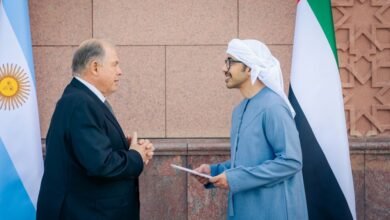 رئيس الدولة يتلقى رسالة خطية من رئيس الأرجنتين تسلمها عبدالله بن زايد