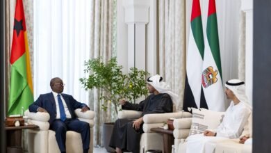 رئيس الدولة ورئيس غينيا بيساو يبحثان علاقات البلدين ويتبادلان الأوسمة