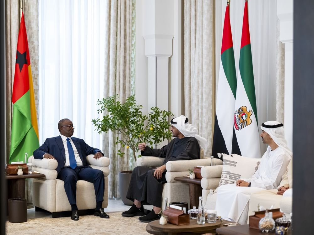 رئيس الدولة ورئيس غينيا بيساو يبحثان علاقات البلدين ويتبادلان الأوسمة