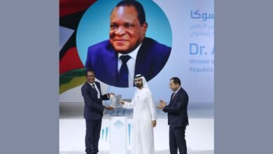 محمد بن راشد يكرّم أنكسيوس ماسوكا من زيمبابوي بجائزة أفضل وزير في العالم