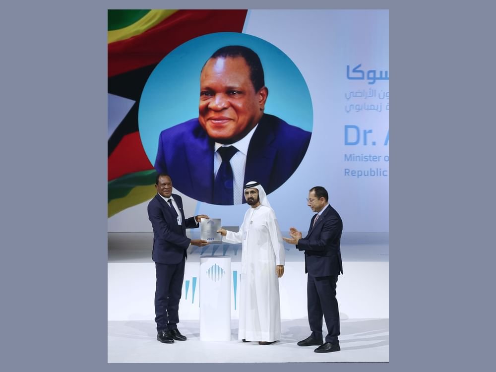 محمد بن راشد يكرّم أنكسيوس ماسوكا من زيمبابوي بجائزة أفضل وزير في العالم