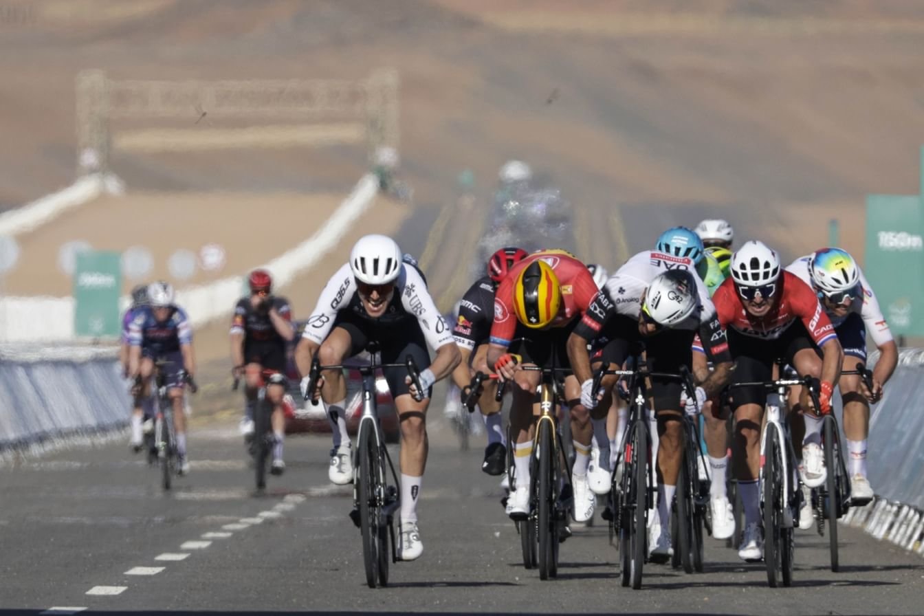 الإمارات للدراجات ثالثا في المرحلة الخامسة لطواف العلا