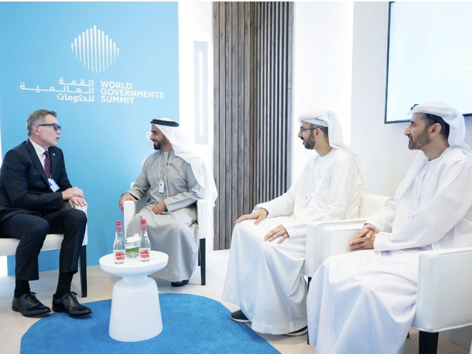 سيف بن زايد يلتقي الرئيس التنفيذي لشركة روبلوكس على هامش القمة العالمية للحكومات