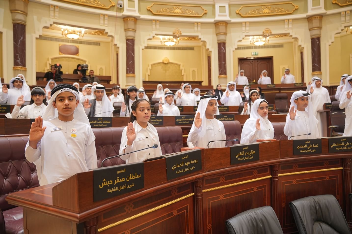 " خدمة المجتمع قيادة " شعار الدورة البرلمانية الجديدة لمجلسي شورى أطفال و شباب الشارقة 1 " خدمة المجتمع قيادة " شعار الدورة البرلمانية الجديدة لمجلسي شورى أطفال و شباب الشارقة