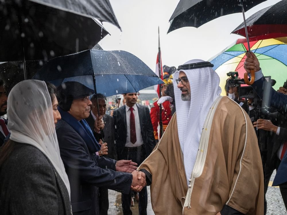 نيابة عن رئيس الدولة .. ولي عهد أبوظبي يصل إلى باكستان في زيارة رسمية