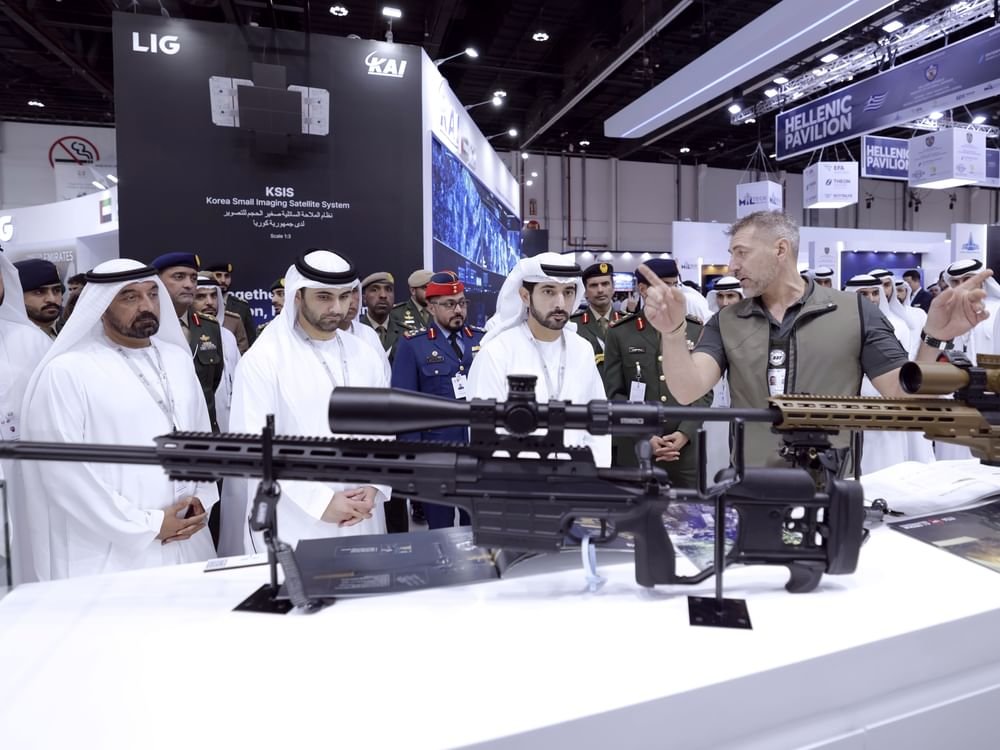 حمدان بن محمد يطّلع على أحدث التقنيات الدفاعية خلال زيارته معرض "آيدكس 2025"