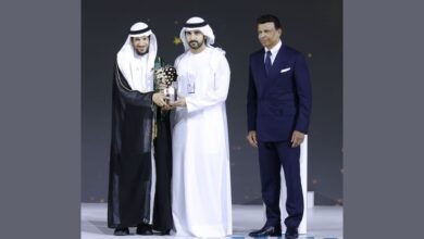 بحضور محمد بن راشد ومنصور بن زايد .. حمدان بن محمد يكرّم منصور المنصور من السعودية بجائزة أفضل معلم في العالم