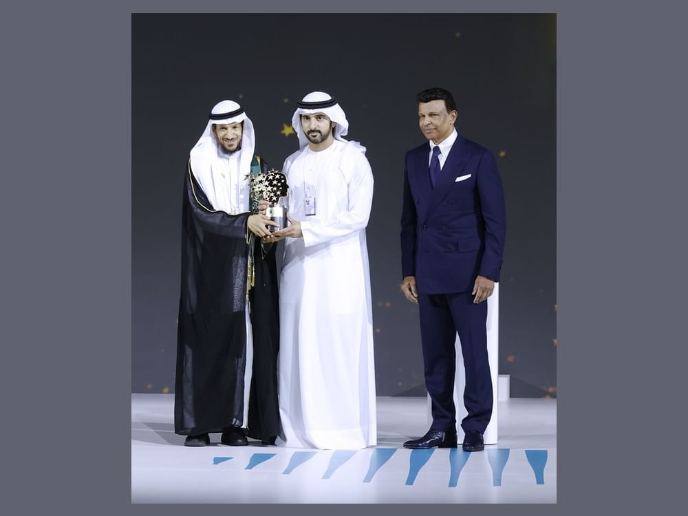بحضور محمد بن راشد ومنصور بن زايد .. حمدان بن محمد يكرّم منصور المنصور من السعودية بجائزة أفضل معلم في العالم