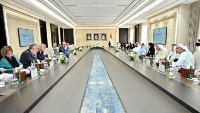 صقر غباش يعقد جلسة مباحثات مع وفد شبه الجزيرة العربية في البرلمان الأوروبي