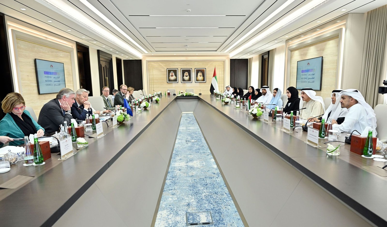 صقر غباش يعقد جلسة مباحثات مع وفد شبه الجزيرة العربية في البرلمان الأوروبي