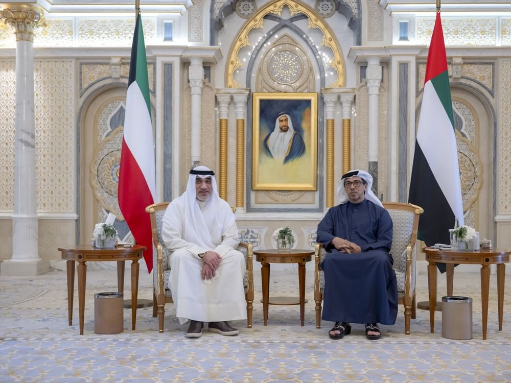 منصور بن زايد يستقبل النائب الأول لرئيس مجلس الوزراء وزير الداخلية الكويتي