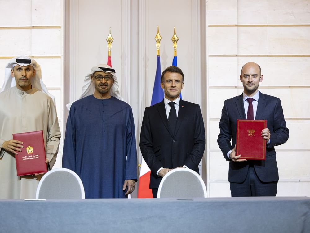 رئيس الدولة والرئيس الفرنسي يبحثان في باريس علاقات البلدين ويشهدان توقيع إطار العمل الإماراتي – الفرنسي للتعاون في مجال الذكاء الاصطناعي