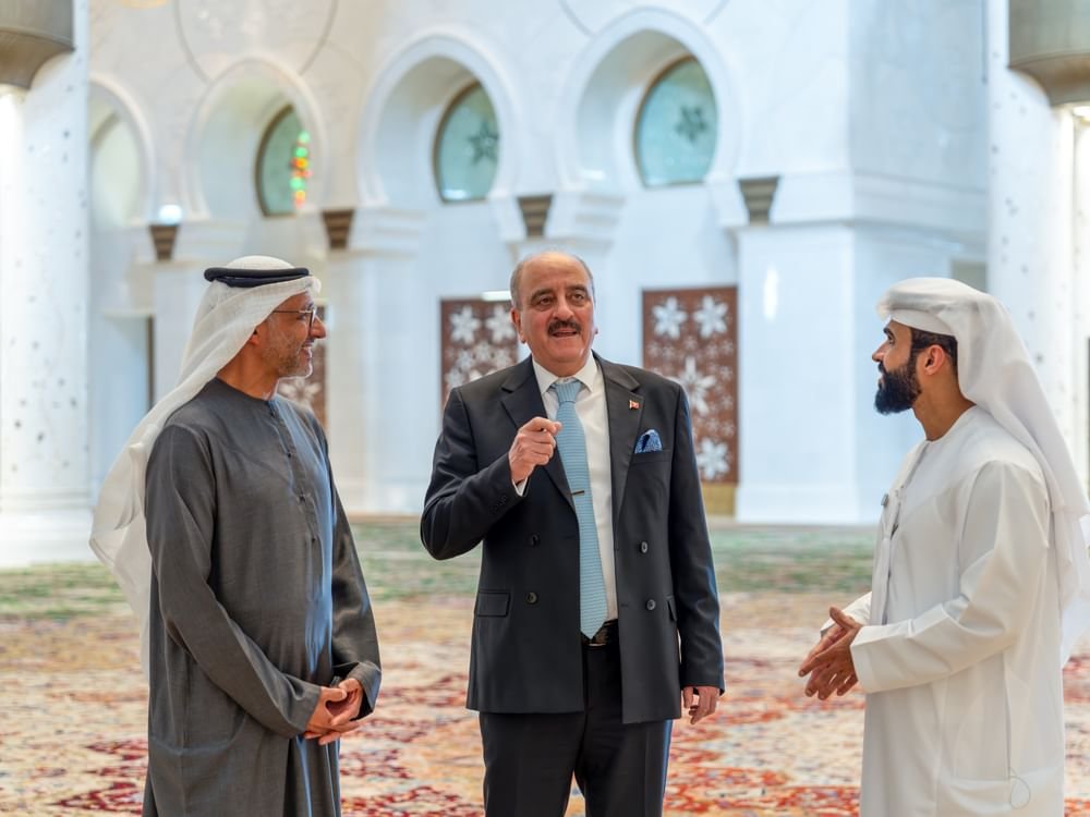 وزير خارجية تونس يزور جامع الشيخ زايد الكبير في أبوظبي
