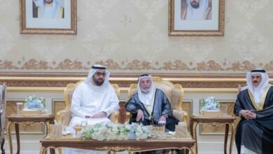 حاكم الشارقة يتقبل تهاني ولي عهد أم القيوين بشهر رمضان المبارك