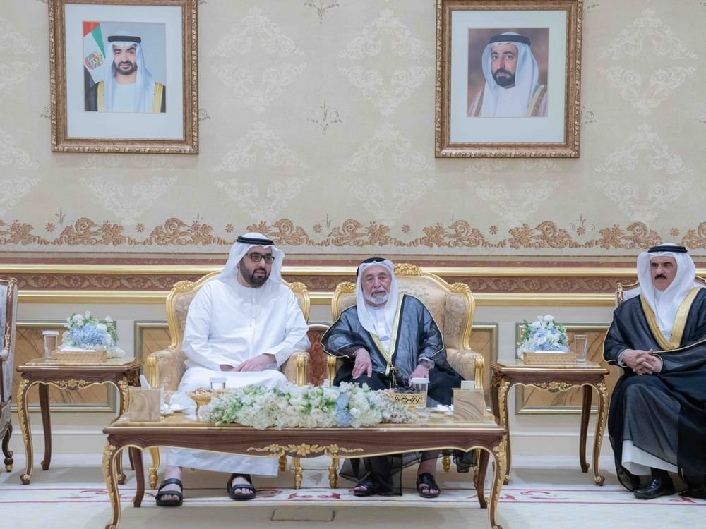 حاكم الشارقة يتقبل تهاني ولي عهد أم القيوين بشهر رمضان المبارك
