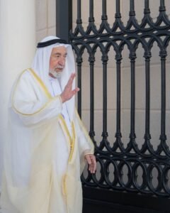 حاكم الشارقة يؤدي صلاة عيد الفطر المبارك في مصلى البديع