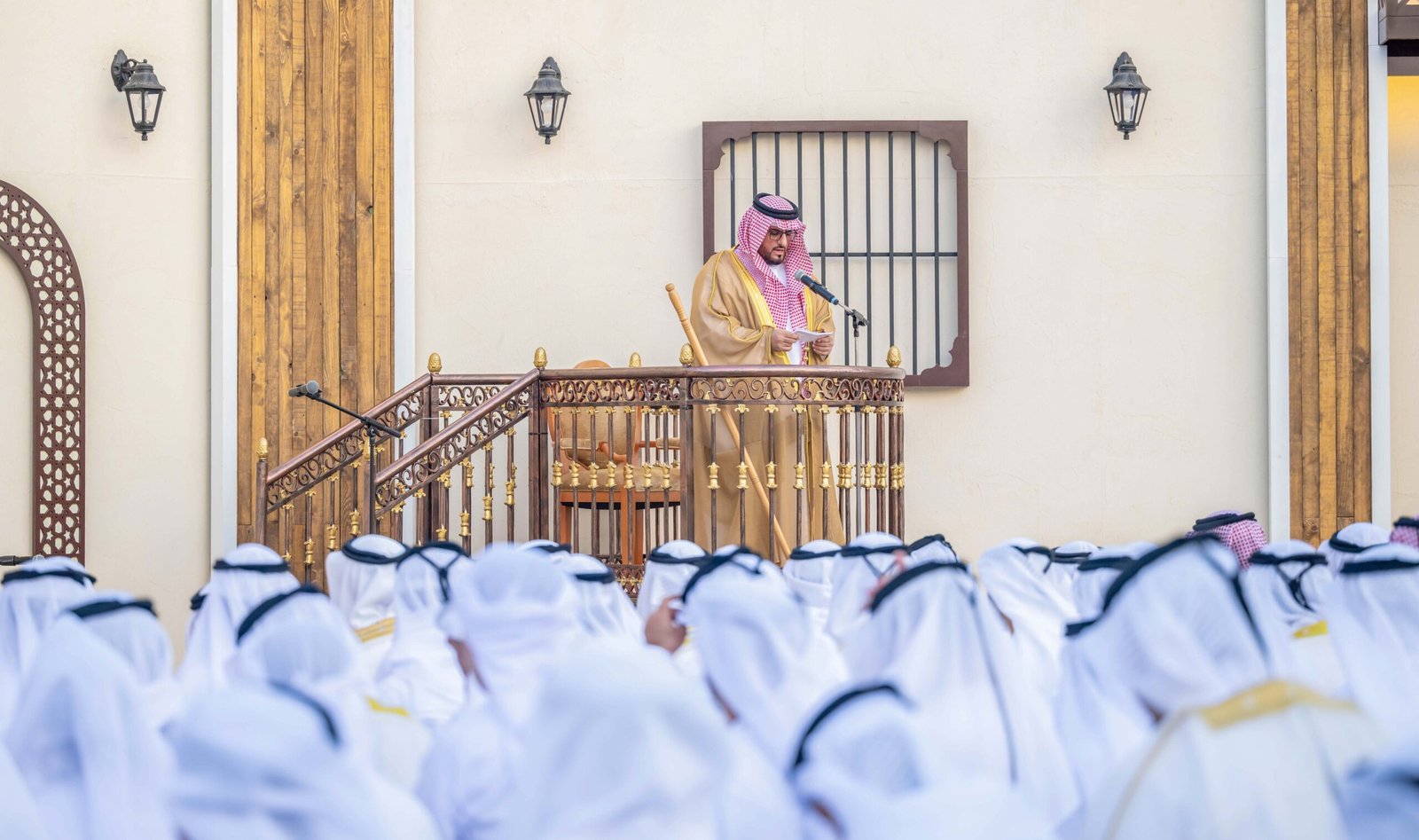 حاكم عجمان وولي عهده يؤديان صلاة العيد في مسجد قصر الزاهر ‏