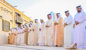 حاكم عجمان وولي عهده يؤديان صلاة العيد في مسجد قصر الزاهر ‏