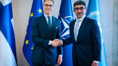 تسلم رسالة خطية من رئيس الدولة .. رئيس فنلندا يستقبل عبدالله بن زايد في هلسنكي