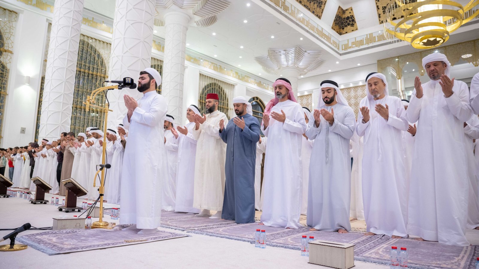 عمار بن حميد يؤدي صلاة القيام في مسجد آمنه الغرير