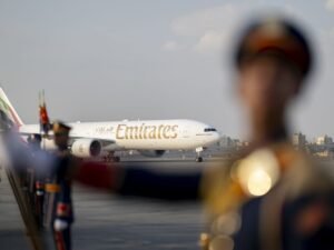 رئيس الدولة يصل القاهرة في زيارة أخوية والرئيس المصري في مقدمة مستقبليه