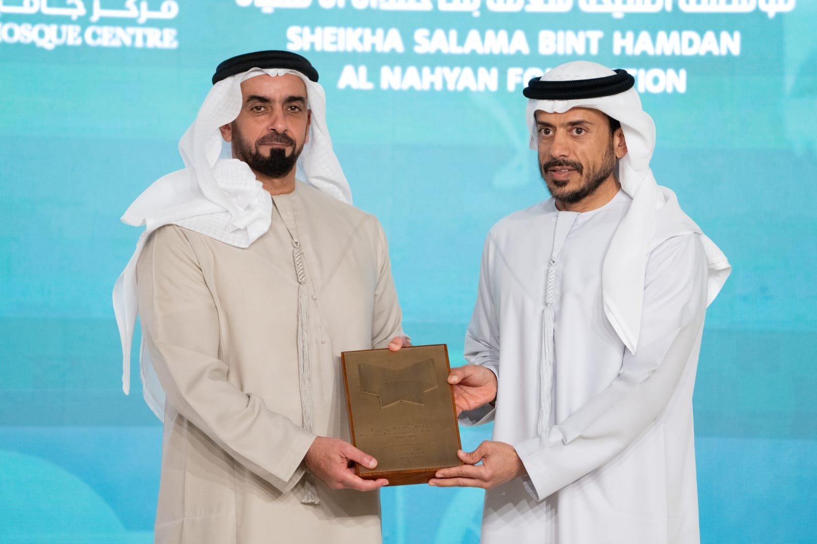 سيف بن زايد يكرم الفائزين بجائزة التحبير للقرآن الكريم وعلومه في دورتها الحادية عشرة "دورة عام المجتمع" 1 سيف بن زايد يكرم الفائزين بجائزة التحبير للقرآن الكريم وعلومه في دورتها الحادية عشرة "دورة عام المجتمع"