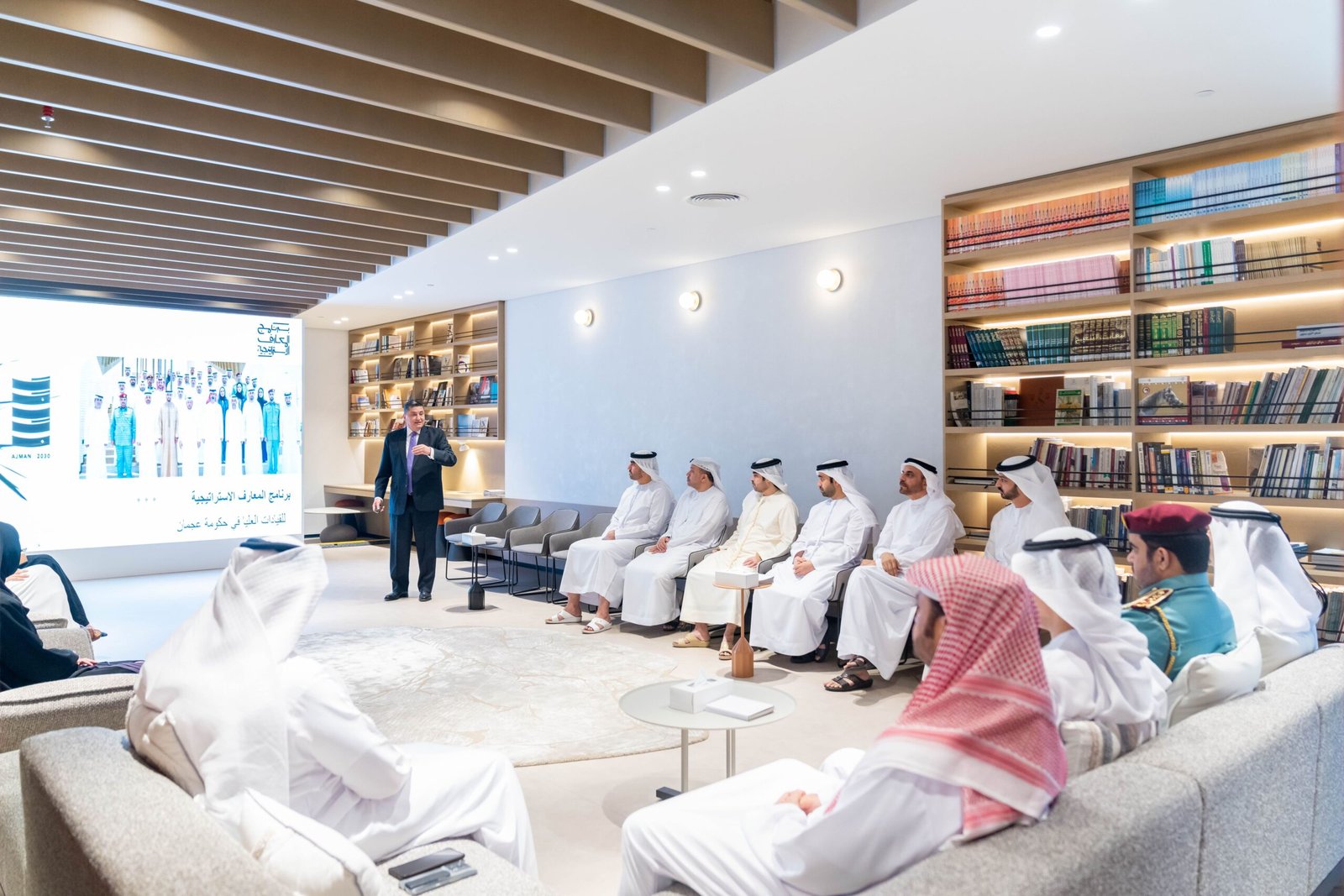 حكومة عجمان تعقد أولى جلسات "المعارف الإستراتيجية للقيادات العليا"