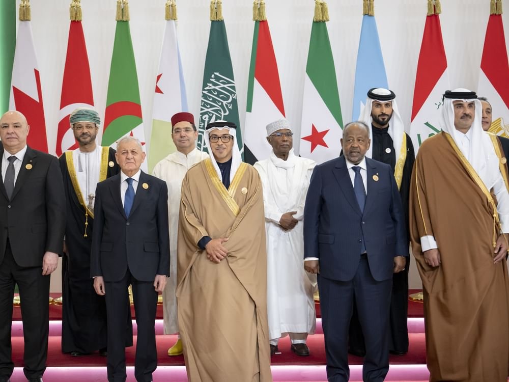 نيابة عن رئيس الدولة .. منصور بن زايد يرأس وفد الإمارات في القمة العربية غير العادية التي افتتح أعمالها الرئيس المصري