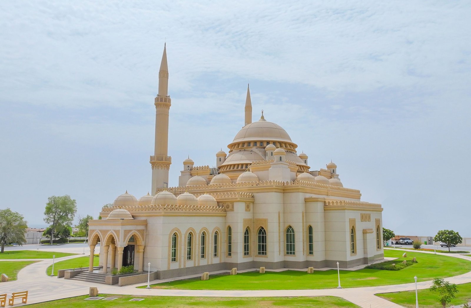 642 مصلى وجامعاً لصلاة عيد الفطر في الشارقة