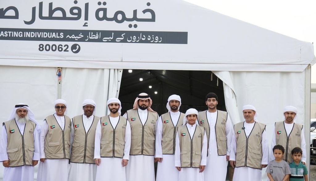 علي بن محمد النعيمي يشارك في توزيع وجبات "إفطار صائم"