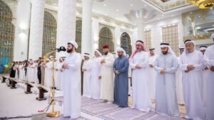 عمار بن حميد يؤدي صلاة القيام في مسجد آمنه الغرير